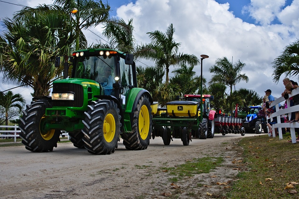 Traktory stoją w kolejce na giełdę rolną
